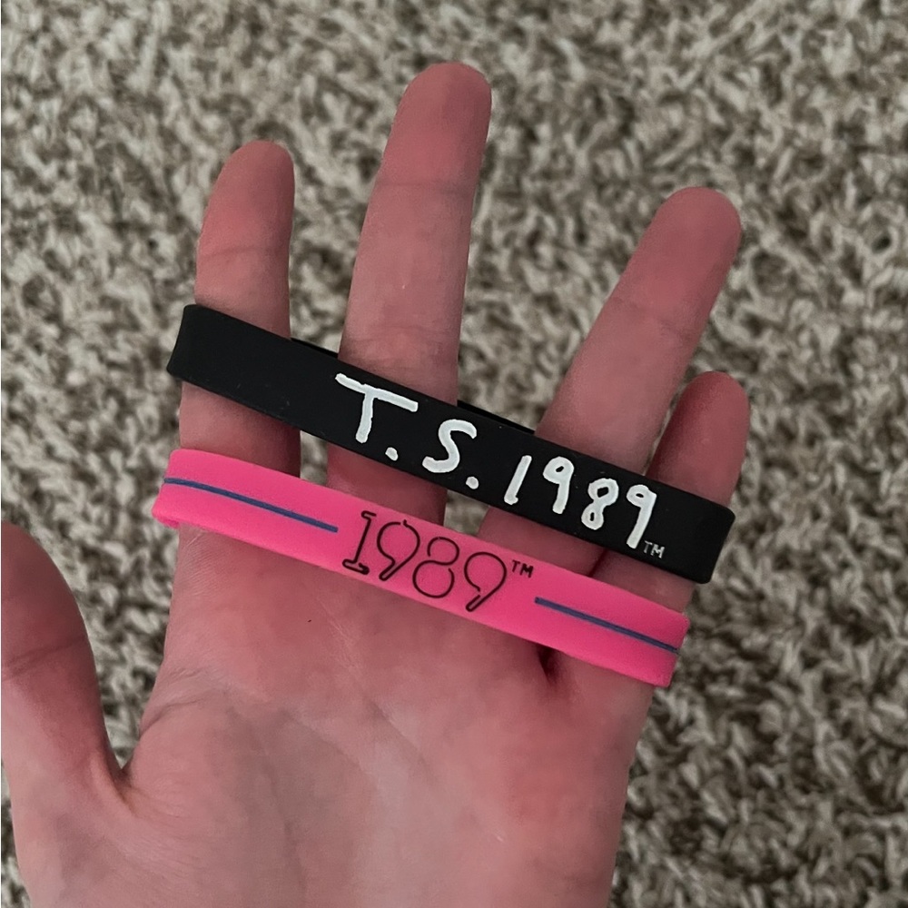 TAYLOR SWIFT 1989 BLACK AND PINK SILICONE WRISTBANDS